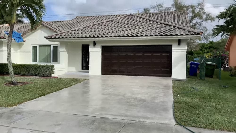 Clean concrete driveway for an white house in Orange County, CA.